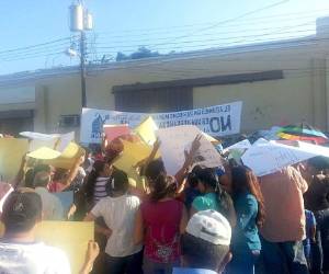 Protesta contra la municipalización del agua frente al SANAA. (FOTOS: Eduardo Domínguez)