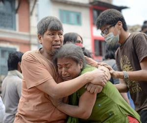 Terremoto de 7.9 grados en la escala Richter deja más de 800 muertos en Nepal.