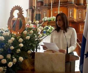 La embajadora Diana Valladares durante la liturgia de la eucaristía en honor a la Virgen de Suyapa.