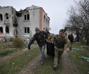 Los rescatistas llevan un cuerpo en el pueblo de Andriivka, región de Kiev.