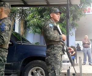 Elementos de las Fuerzas Armadas de Honduras custodian la farmacia de la emergencia del Hospital de Especialidades del IHSS. (Foto: Johny Magallanes)