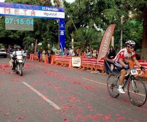 Ciclistas de la élite cumplieron el primer retorno de la vuelta a las 7:15 AM.