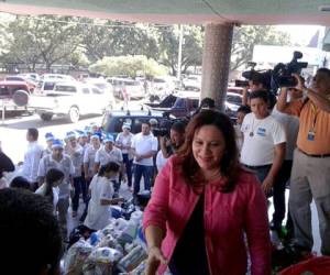 La primera dama de Honduras, Ana García de Hernández, saluda a los presentes en la entrada del Hospital Escuela Universitario. (Fotos: Julissa Mercado)