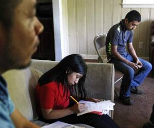 The Associated Press encontró que en por lo menos 35 distritos escolares en 14 estados, se desalentó a centenares de menores de El Salvador, Guatemala y Honduras que llegaron solos a la hora de inscribirse en escuelas o se les apremió a que estudiaran en programas alternativos separados pero inequitativo.