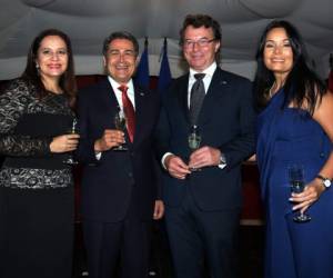 La primera dama Ana García, el presidente Juan Orlando Hernández, Alessandro Palmero y Myriam Wattiez. Foto: EL HERALDO/Jimmy Argueta