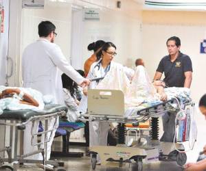 Los pasillos de los hospitales son abarrotados con pacientes que en su mayoría son de bajos recursos económicos.