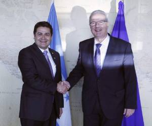El presidente de Honduras Juan Orlando Hernández junto al representante de la UE Neven Mimica.