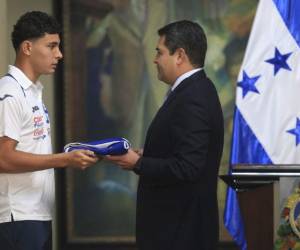 El presidente Hernández al momento de entregar el Pabellón Nacional.