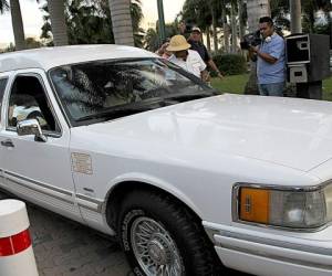 Un vehículo llega a la residencia de Roberto Gómez Bolaños en Cancún. (Foto: AFP)