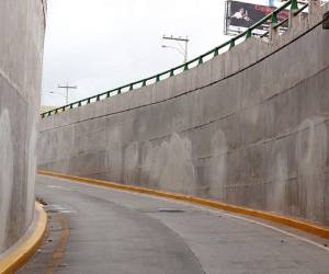 Las autoridades han cubierto con pintura gris los murales.