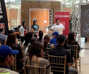 El periodista de EL HERALDO, Gerson Gómez, dirige unas palabras a los presentes durante el lanzamiento de la III Vuelta Ciclística.