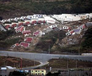 Un carril del anillo periférico, en el conector con la CA-5, permanece bloqueado por el deslizamiento de tierra.