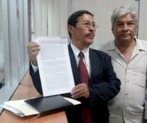 El representante legal de las bases del Partido Liberal presentó el recurso de reposición. (Fotos: Julissa Mercado/Johny Magallanes)