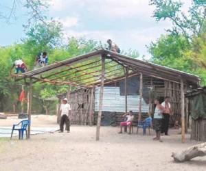 Las familias beneficiadas aportan la mano de obra no calificada. En la imagen se coloca un techo a una de las viviendas.