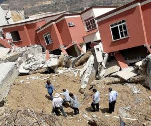 El derrumbe de la residencial llega a la mediana del Anillo Periférico en el norte de Tegucigalpa.