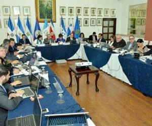 Los ministros centroamericanos se reúnen en Ciudad de Guatemala.