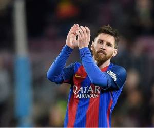Lio Messi, delantero estelar del FC Barcelona celebra el triunfo ante el Sporting.AFP PHOTO / LLUIS GENE.