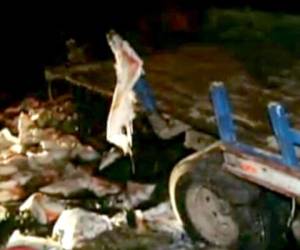 El camión cargado de sal volcó sobre la carretera a Danlí, en el oriente de Honduras.