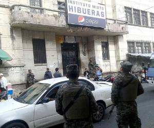 Los militares permanecen en las afueras de los colegios capitalinos