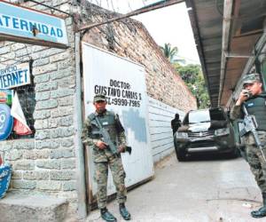 Resguardo. Elementos de la Policía Militar resguardan el ingreso a la clínica de la séptima avenida de Comayagüela, donde fue hallado un feto desmembrado.