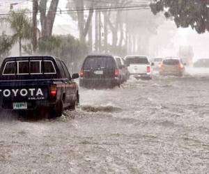 Calles anegadas en San Pedro Sula debido a las fuertes lluvias. (Foto: Twitter)