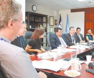 Representantes del PNUD, USAID y el pleno del TSE hicieron una evaluación del proceso electoral.