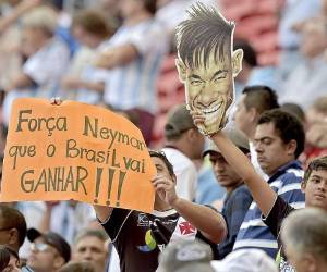 Los aficionados envían su apoyo al astro brasileño desde las gradas. (Foto: AFP)