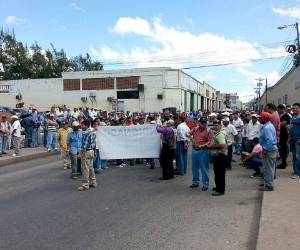 Los manifestantes mantenían bloqueado el paso en la primera avenida de Comayagüela. (Fotos: Alex Pérez/Marcel Osorto)