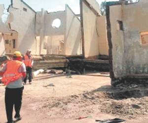 Los pobladores afectados comenzaron la limpieza de la playa una vez pasado el peligro. A cambio recibieron alimentos.