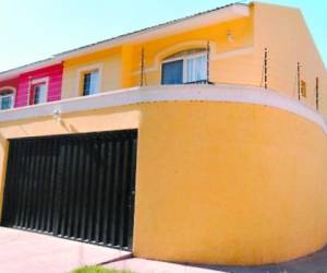 Esta casa amarilla de dos plantas la compró en Miraflores Sur por 2.5 millones con un préstamo bancario que pagó semanas después.