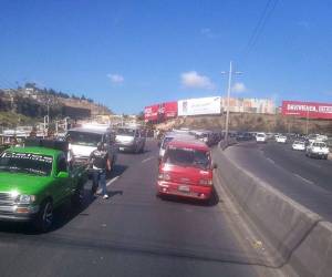Los manifestantes se desplazaron por el bulevar Fuerzas Armadas, rumbo al Conadeh. (Fotos: Johny Magallanes)