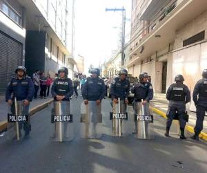 Una valla de policías impide el paso a las secretarías de Salud y Finanzas, en el centro de Tegucigalpa. (FOTOS: Eduardo Domínguez)