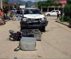 La motocicleta quedó frente a la patrulla policial.