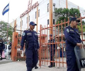 Elementos de la Policía Nacional se encuentran apostados en la entrada al edificio de Hondutel. (Fotos: Mario Urrutia)