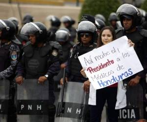 Protesta de los estudiantes de medicina en las cercanías a Casa Presidencial.