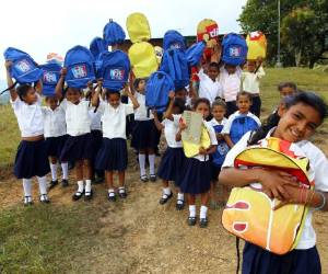 La entrega de útiles fue un día inolvidable para los alumnos.