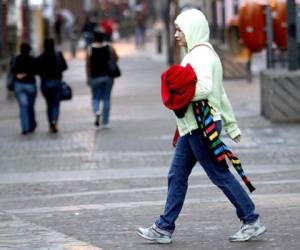 Durante los frentes fríos es necesario proteger a los más vulnerables, como las personas con padecimientos respiratorios, niños y adultos mayores. Foto: Archivo/ EL HERALDO