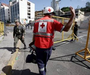 Personal de la Cruz Roja de Honduras ingresó a la zona para revisar la salud de los huelguistas. (Fotos: Emilio Flores)