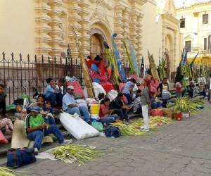 Los vendedores se apostaron desde tempranas horas de este viernes frente a la Catedral Metropolitana San Miguel Arcángel. (Fotos: Mario Urrutia)