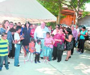 Miembros y beneficiarios de Infracnovi junto a autoridades de Insep durante la inauguración de la calle.