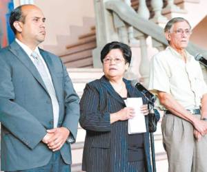 De izquierda a derecha: Roberto Carlo Salinas, Vilma Morales y German Leitzalar cuando se hicieron presente en Casa de Gobierno.