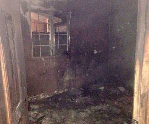 El incendio consumió gran parte de la vivienda que alquilaba la madre de Nathalia Casco. (Fotos: cortesía @LNC_Honduras)