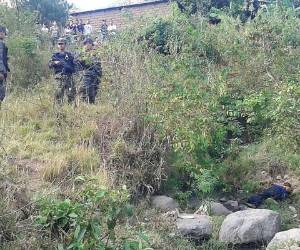 El cuerpo fue hallado flotando a orillas de un quebrada de la colonia El Manantial. (Foto: Estalin Irías)