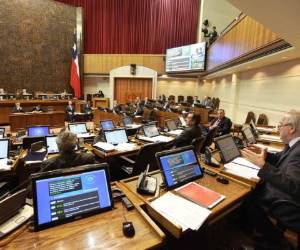 El Gobierno chileno y el Congreso firmaron un acuerdo para congelar los sueldos de parlamentarios y altos funcionarios del Estado.