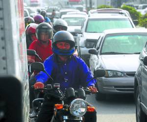 Todos los días los bulevares se convierten en un infierno para los conductores que ingresan y salen de la San Pedro Sula.
