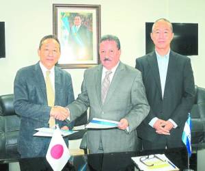 El ministro de Insep, Roberto Pineda, y el representante de JICA, Noboyuki Tsuneoka, firmaron el convenio.