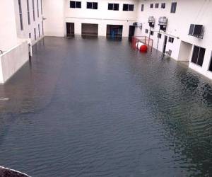 El hospital regional de Atlántida se encuentra anegado por las lluvias. (Foto: Twitter)