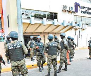 Este jueves, militares y fiscales del Ministerio Público evacuaron diligencias en el edificio del Instituto de la Propiedad.