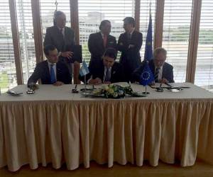 El presidente Juan Orlando Hernández suscribió en representación de Honduras el préstamo para la reconstrucción de la carretera a occidente.
