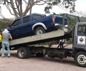 Elementos de orden vial de la Alcaldía Municipal retiraron este lunes varios vehículos mal estacionados.